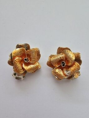 Vintage Dina Signed Gold Tone Rose Blossom Clip-On Earrings - Textured Floral​